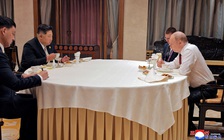 Nhân viên lau sạch vật dụng ông Kim Jong-un dùng khi gặp ông Putin