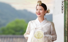 Nữ nhà văn Tina Yuan dịu dàng với Hanbok