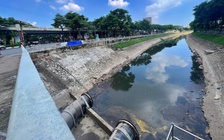 Hà Nội: Sông Tô Lịch 'chết đứng' khi dừng nhận nước từ hồ Tây