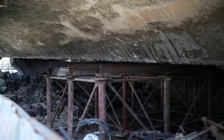 Dựng trụ sắt dưới cầu Vĩnh Tuy 'phòng ngừa rủi ro' sau vụ cháy bãi xe