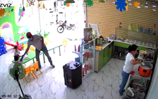 Bắt nghi phạm 'vờ' mua cháo dinh dưỡng, rồi giật điện thoại trên tay bé gái