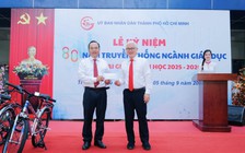 Trưởng đoàn đại biểu Quốc hội TP.HCM tặng 100 triệu đồng cho học sinh phường Phú Lợi