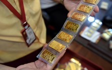 Giá vàng 'lên đồng', có cơ hội giảm không?