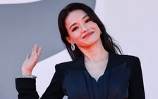 Thư Kỳ khoe sắc quyến rũ ở Venice, bật khóc vì áp lực làm đạo diễn