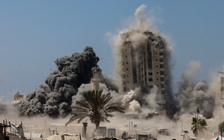 Israel đánh sập tòa nhà ở Gaza, ông Trump nói có thêm con tin chết