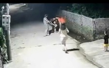 Bé trai 4 tuổi nhanh trí kêu cứu khi thấy em bị rơi xuống mương nước