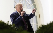 Ông Trump dọa bắn chiến đấu cơ, Venezuela kêu gọi đối thoại