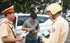 Ngồi ghế sau ô tô có bắt buộc thắt dây an toàn như ghế trước?