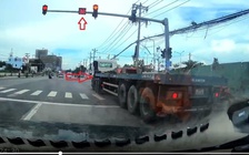 CSGT TP.HCM xử lý tài xế đầu kéo vượt đèn đỏ trên quốc lộ 13