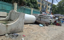 Ngổn ngang trước cổng trường