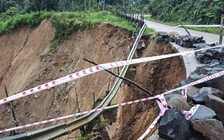 Quảng Ngãi: Mưa lớn gây sạt lở nghiêm trọng trên tỉnh lộ 673