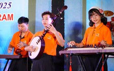 Sinh viên Cần Thơ mang sáo, đàn tranh, đàn nguyệt... biểu diễn ở bến Ninh Kiều