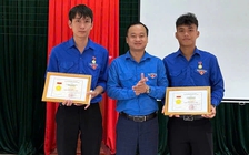 Trao huy hiệu 'Tuổi trẻ dũng cảm' cho 2 đoàn viên cứu người bị đuối nước