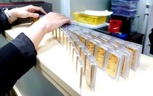 Giá vàng giảm, ngược chiều thế giới