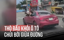 Tài xế ô tô thò đầu ra ngoài chửi bới, chèn ép xe tải