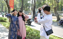 Bạn trẻ rạng rỡ diện áo dài xuống phố trong ngày đầu năm