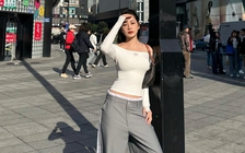 Áo trễ vai mềm mại sánh đôi với sự phóng khoáng của quần ống rộng