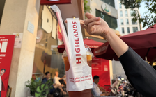 Highlands Coffee bán lại trà sen vàng, trà vải ở một số cửa hàng