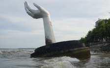 Phá dỡ 5 bàn tay khổng lồ trên biển Hải Tiến