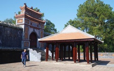 UBND TP.Huế ra thời hạn tháo dỡ công trình 'lạ' trong lăng hoàng thái hậu Từ Dũ