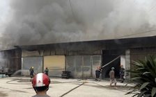 Cháy kho hàng ở TP.HCM, cả khu dân cư nháo nhào