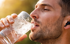 Uống nước lạnh ngay sau tập luyện, có gây nguy hiểm cho tim mạch?
