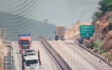 Thót tim cảnh 3 em nhỏ chơi đùa giữa cao tốc Cam Lâm - Vĩnh Hảo