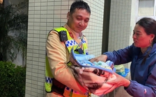 Thiếu tá công an dẫn đường cho xe chở sản phụ chuyển dạ đi cấp cứu