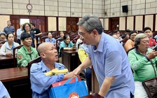 TP.HCM tặng thẻ bảo hiểm y tế giúp người lao động nghèo