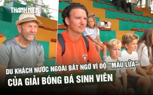 Khách Tây đi dạo 'lạc' vào sân bóng: Khen giải sinh viên Việt Nam chuyên nghiệp, đá 'sung' như ở Anh