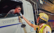 CSGT TP.HCM kiểm tra ma túy tại chợ đầu mối Thủ Đức: Một bốc xếp kết quả dương tính