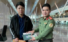 Công an Tân Sơn Nhất trả tài sản hơn 1 tỉ đồng cho khách bỏ quên
