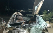 Ô tô bị xé toạc sau khi đâm lan can đường, tài xế thoát chết