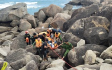 Cứu nhóm du khách nước ngoài bị sóng lớn đánh mắc kẹt vào ghềnh đá