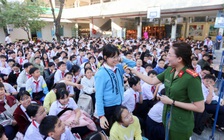 Khi công an, bác sĩ, nhà báo cùng lo cho học sinh trước hiểm họa pháo nổ