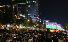 Cổ vũ U.23 Việt Nam đấu Trung Quốc trên 6 màn hình LED khổng lồ tại phố đi bộ Nguyễn Huệ