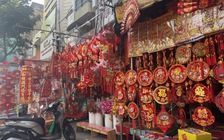 Vào mùa kinh doanh tết, phố phụ kiện trang trí rực rỡ sắc màu