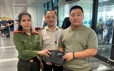5 hành khách bất ngờ nhận 'quà' từ Công an Tân Sơn Nhất