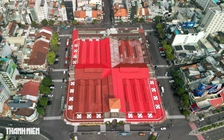 Chợ Bến Thành khoác 'áo mới' đón Tết Bính Ngọ: Sửa mái ngói, sơn tường