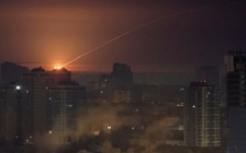 Chiến sự Ukraine ngày 1.428: Hơn nửa Kyiv mất điện, hàng trăm ngàn người sơ tán