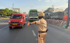 TP.HCM: Đội CSGT Bình Triệu xử lý xe khách trá hình