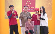 Xót xa cảnh bà cụ U.70 chật vật làm điểm tựa cho cháu gái mồ côi