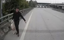 Người đàn ông kể khoảnh khắc nhặt được bao tải chứa 1 tỉ trên cao tốc