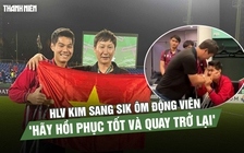 HLV Kim Sang-sik ôm động viên Hiểu Minh: 'Hãy hồi phục tốt và quay trở lại'