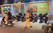 Đỗ xe máy trên vỉa hè: CSGT TP.HCM ghi hình phạt nguội gần 100 trường hợp