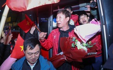 Hiểu Minh nhận hoa trên xe lăn, U.23 Việt Nam được 'biển người' chào đón: Thầy Kim tràn cảm xúc