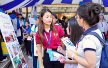 Đến gian hàng tư vấn, 'được' nhiều thứ