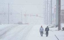 Nước Mỹ oằn mình trong bão tuyết