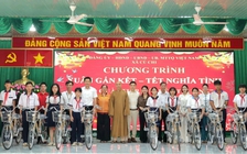 Tặng quà tết và xe đạp cho học sinh hiếu học ở xã Củ Chi