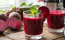 Vì sao nước ép củ dền giúp người lớn tuổi hạ huyết áp?